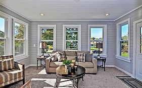 Charming Cottage Historic Falmouth Cape Cod Near Beach And Downtown 2Br 1Bath Deck