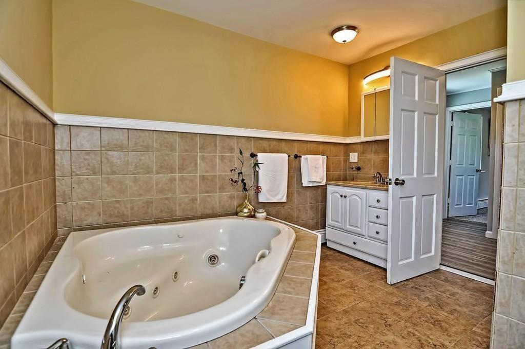 Charming Cottage Historic Falmouth Cape Cod Near Beach And Downtown 2Br 1Bath Deck Exterior photo